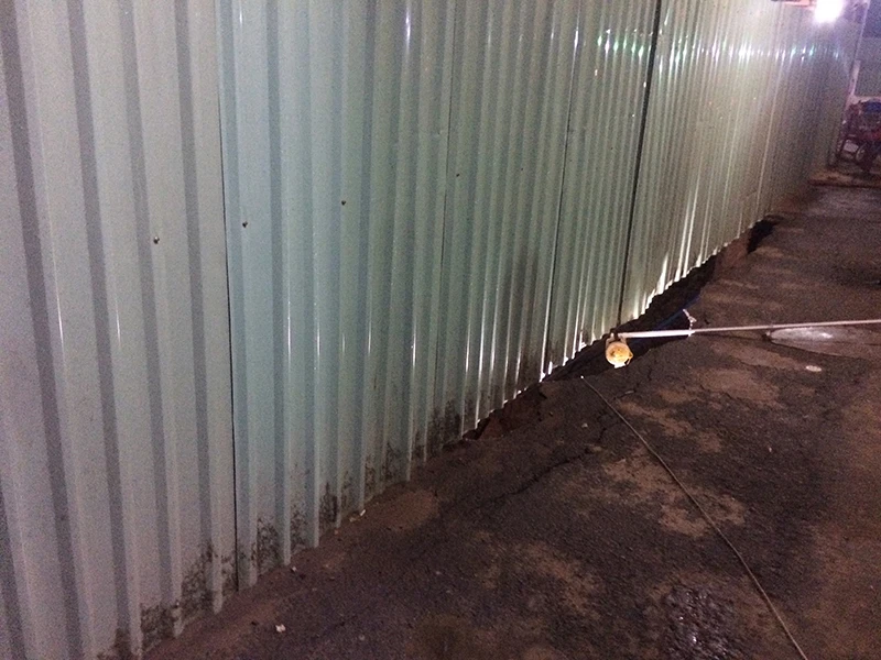 Sụt lún ăn vào đường hẻm, khoét hàm ếch khiến người dân chung cư bất an